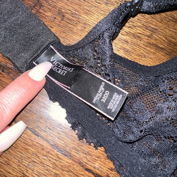 2 Victoria’s Secret Push-up Bra’s, 32DD - Picture 13 of 15